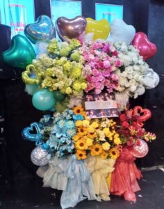 clubasia 6色に色分けした3基連結スタンド花と花束