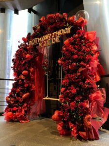 渋谷WWW X　赤メイン　お花のアーチブランコ付きフラスタ