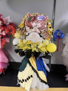 GMOアリーナさいたま（さいたまスーパーアリーナ）　黄色メイン＋黒のイラストパネル付きフラワースタンド