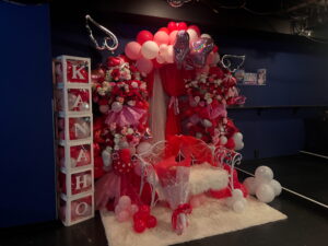 aube shibuya 赤×ピンクのバルーンアーチ・ベンチ付きフラスタ