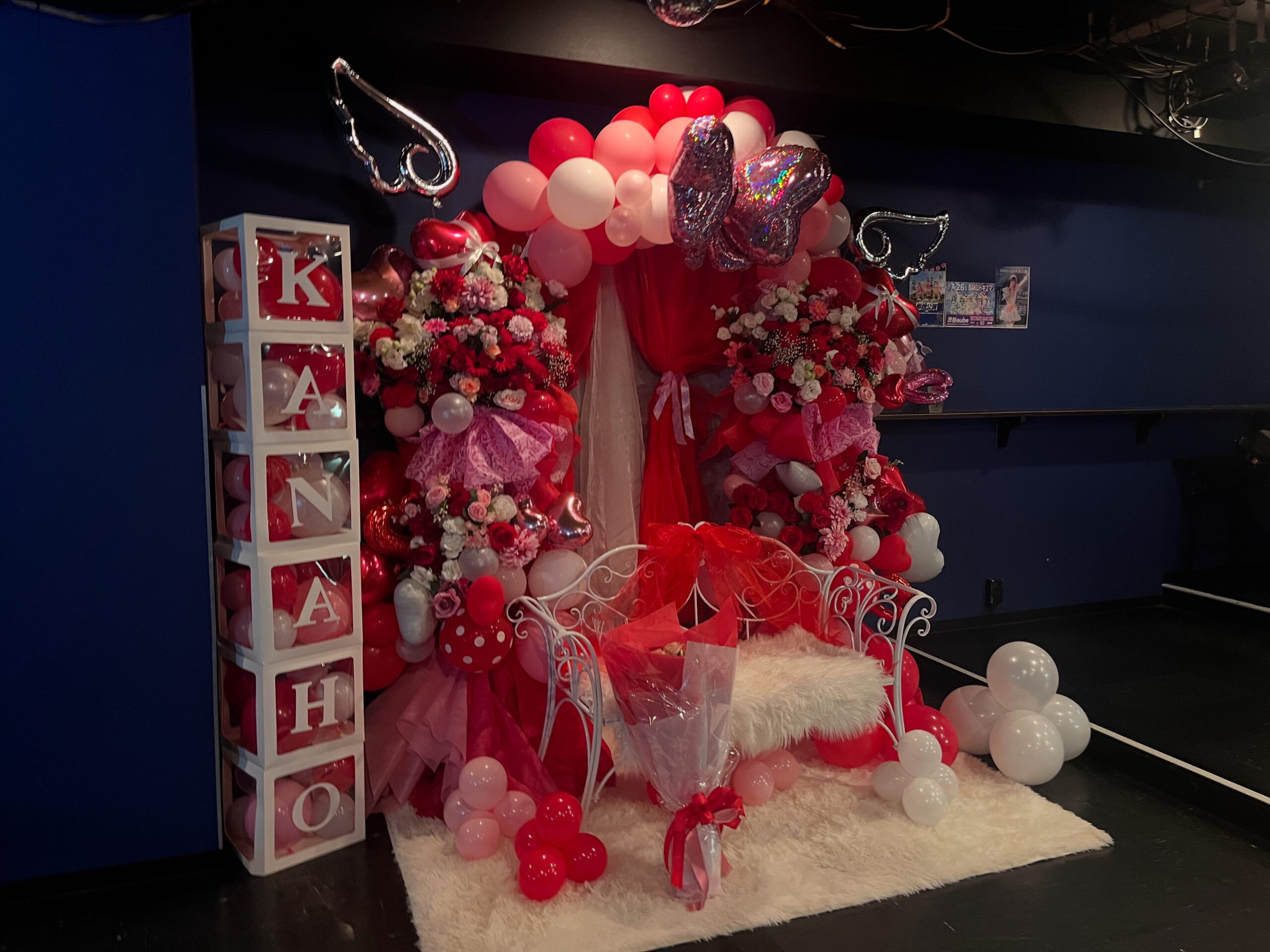 aube shibuya　赤×ピンクのバルーンアーチ・ベンチ付きフラスタ