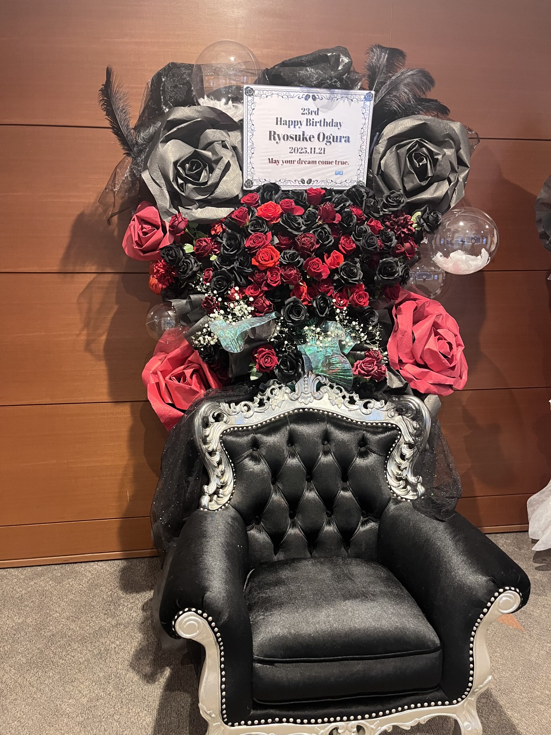 SYDホール 黒と赤メイン 椅子付きフラワースタンド