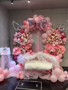 SHIBUYA VIDENT　ピンクメインのベンチ付きバルーンアーチ