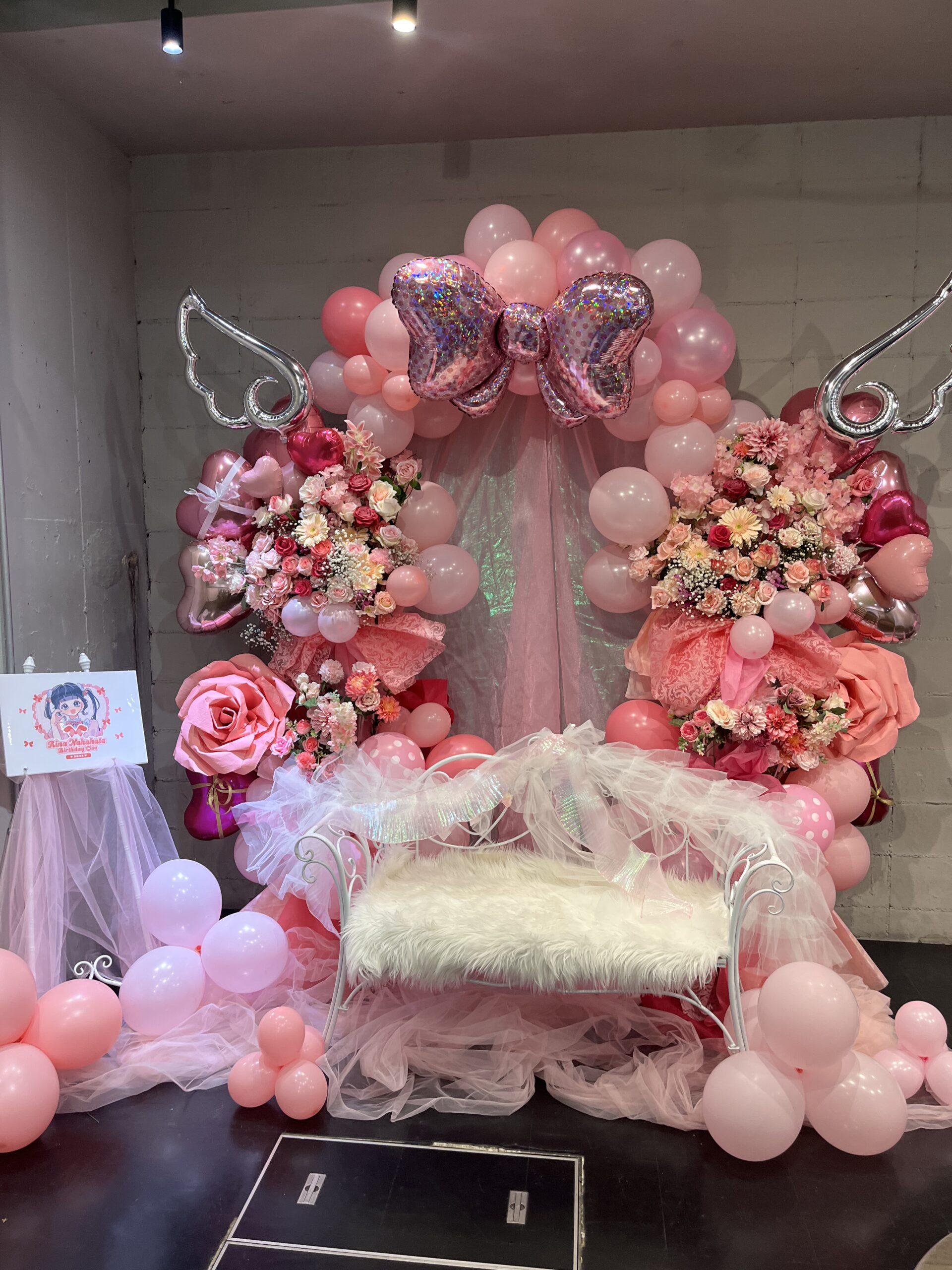 SHIBUYA VIDENT　ピンクメインのベンチ付きバルーンアーチ
