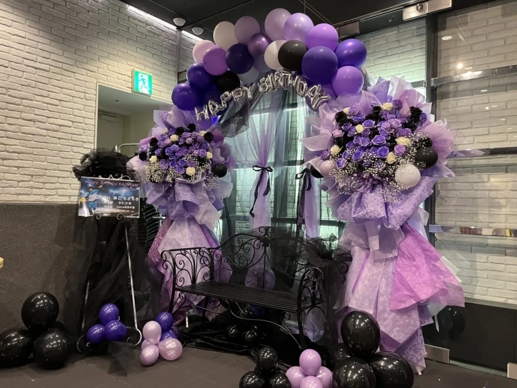 横浜Bronth.LIVE　紫＋黒のベンチ付きバルーンアーチ