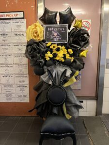 新宿Nine Spices 黒+黄色メイン うさぎ耳の椅子付きフラスタ