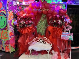 渋谷RING　赤メイン　バルーンアーチベンチ付きフラスタ