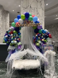 竹芝ニューピアホール　カラフルなベンチ付きバルーンアーチ