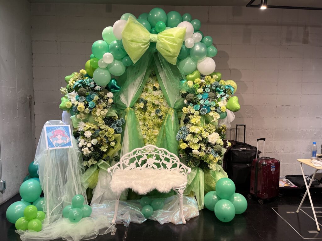 SHIBUYA VIDENT　緑メインのバルーンアーチ・花壁付きフラワースタンド