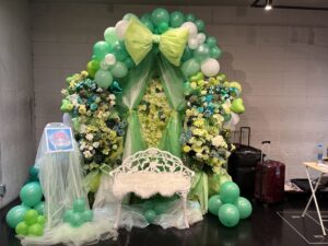 SHIBUYA VIDENT　緑メインのバルーンアーチ・花壁付きフラワースタンド