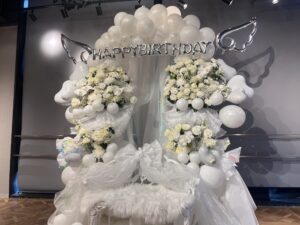 GOTANDA G3　白メイン　ベンチ付きバルーンアーチ