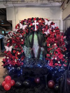 WOMB 赤と黒メイン 黒ベンチ付きお花のアーチ