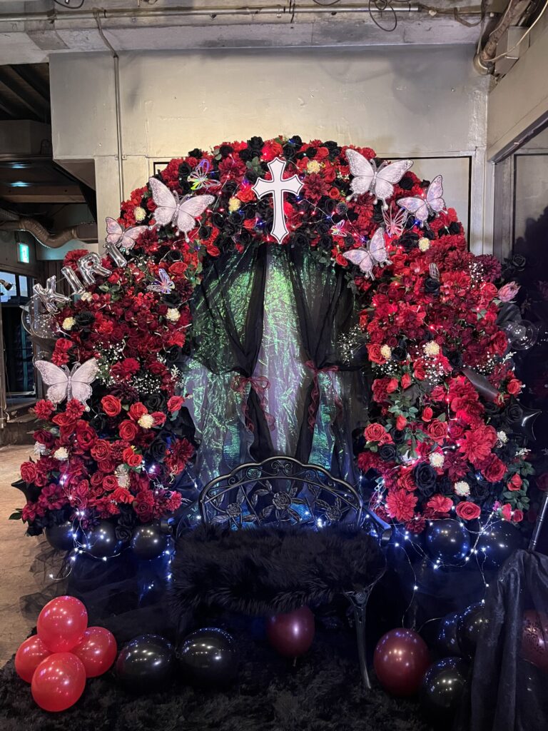 WOMB 赤と黒メイン 黒ベンチ付きお花のアーチ