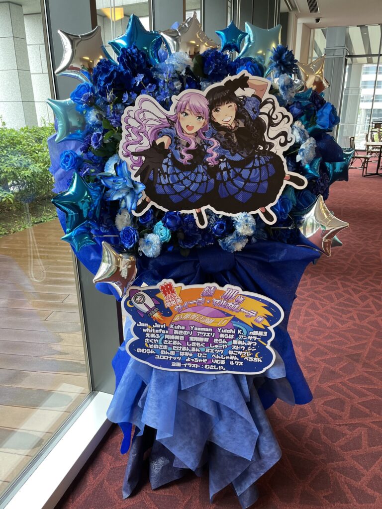 ウェスタ川越 青メイン イラストパネル付きフラワースタンド