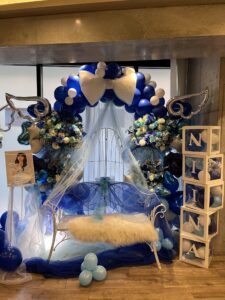 SHIBUYA DIVE 青×白のベンチ付きバルーンアーチ