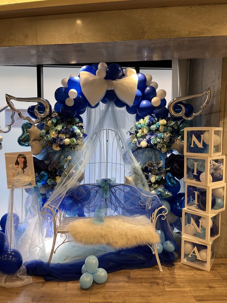SHIBUYA DIVEにお届けした青×白のベンチ付きバルーンアーチ