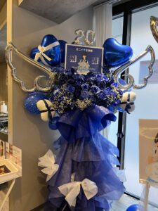 SHIBUYA DIVEにお届けした青×白の羽バルーン付きフラスタ