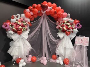 BUZZ LIVE 渋谷 赤+ピンク バルーンアーチフラスタ