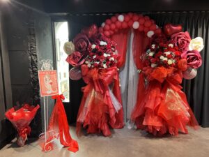 新宿DHNoA 赤メイン+白 バルーンアーチベンチ付きフラスタ