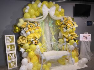 秋葉原COSMIC LAB　黄色メイン　バルーンアーチベンチ付きフラスタ
