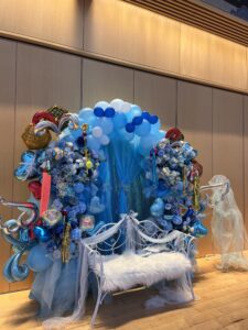 神田明神ホール 水色メイン お祭り風ベンチ付きバルーンアーチ