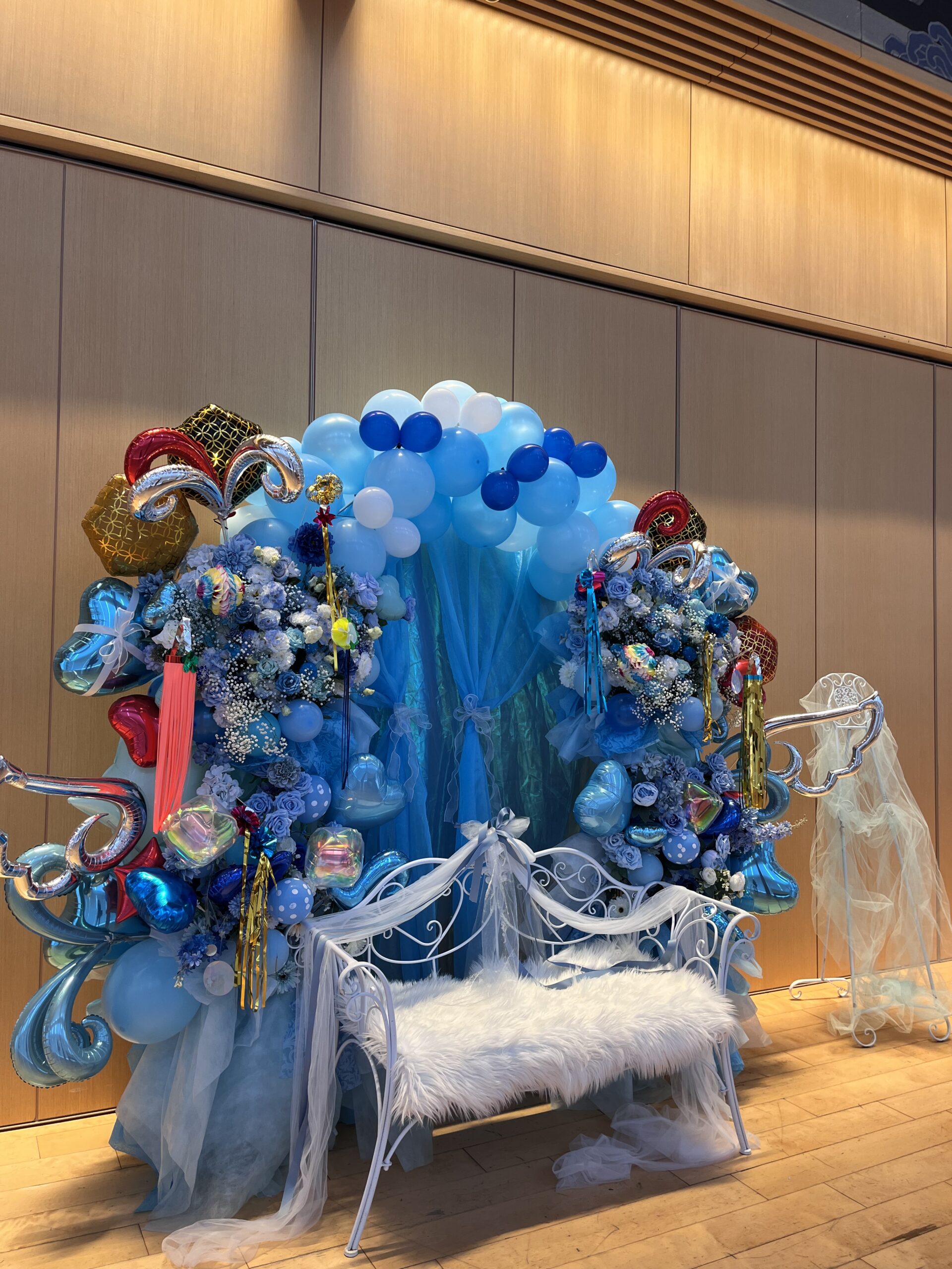 神田明神ホール　水色メイン　お祭り風ベンチ付きバルーンアーチ