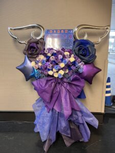 GMOアリーナさいたま（さいたまスーパーアリーナ）　青＋紫メインのフラワースタンド