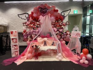 横浜Bronth.LIVE　赤＋ピンクのベンチ付きバルーンアーチ