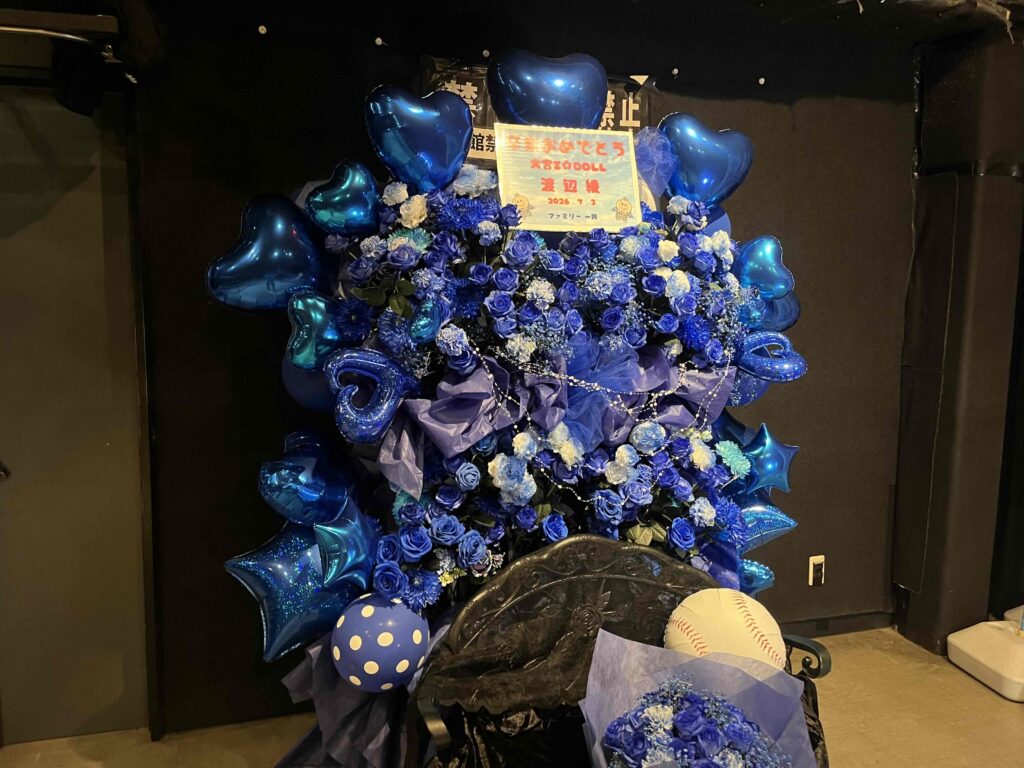 HEAVEN’S ROCK さいたま新都心 VJ-3　青メイン　2基連結ベンチ付きフラワースタンド