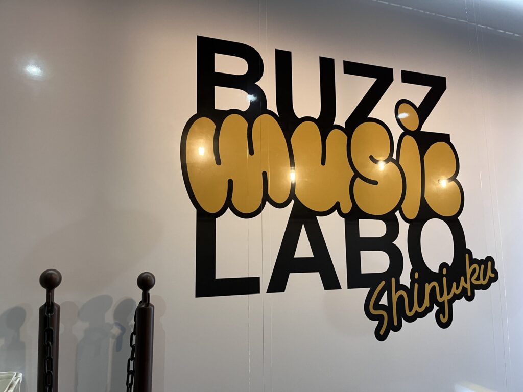 BUZZ music LABO Shinjuku 水色メイン ハート型椅子付きフラワースタンド
