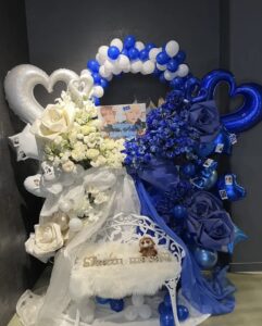 fireworks studios 白と青のバルーンアーチ・ベンチ付きフラワースタンド