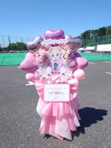 ベルーナドーム　ピンクメインのイラストパネル付きフラワースタンド