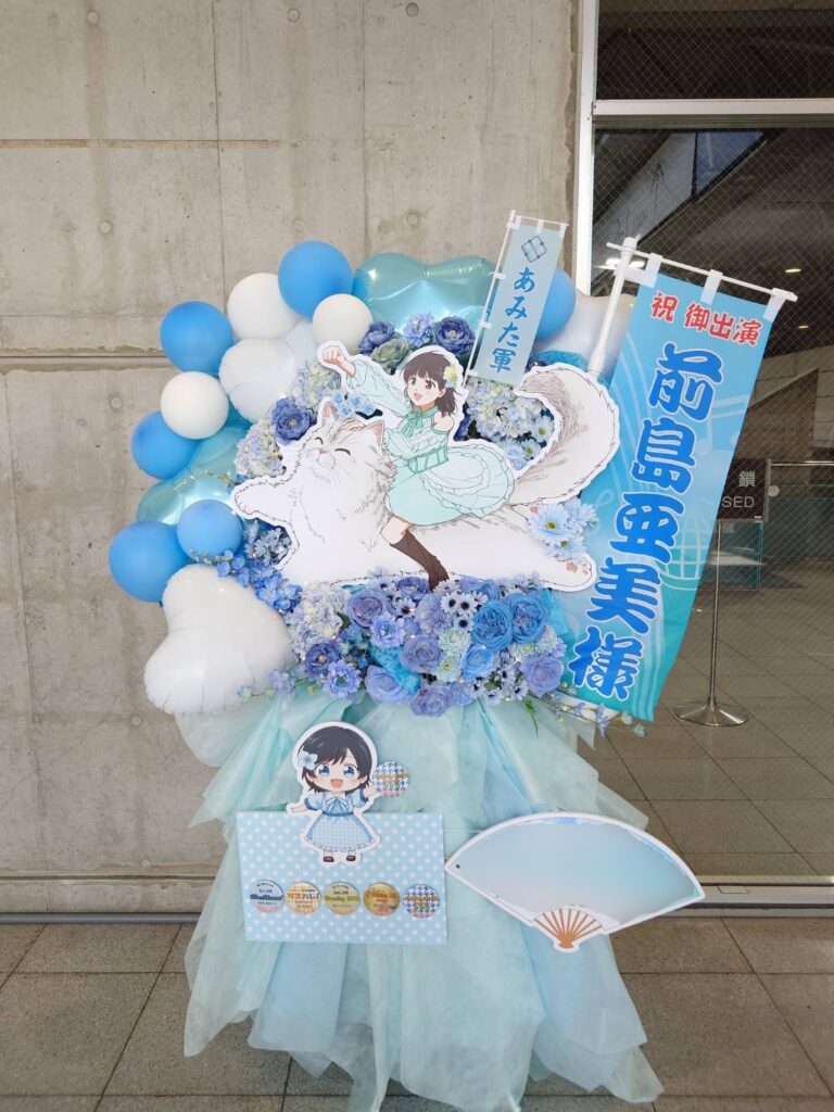 幕張メッセ　水色メイン　旗付きフラワースタンド