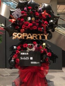 東京国際フォーラム　赤×黒メイン　羽付き2段スタンド花