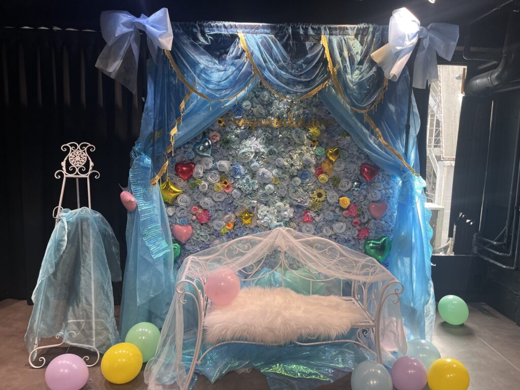 新宿DHNoA　水色メイン 花壁 ベンチ付きフラスタ