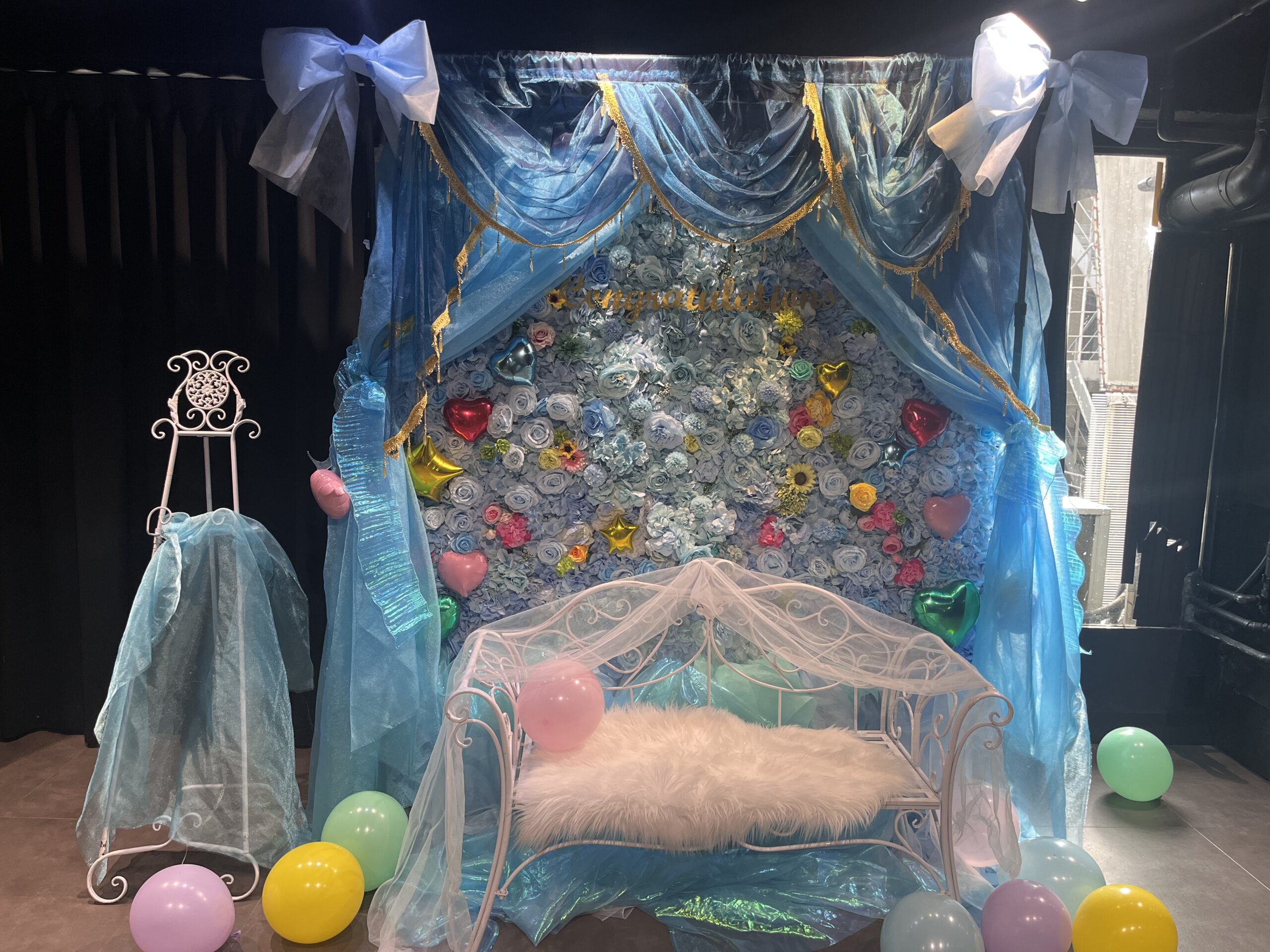 新宿DHNoA　水色メイン 花壁 ベンチ付きフラスタ