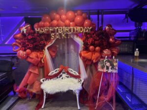 新宿club SCIENCE 赤メイン ベンチ付きバルーンアーチ