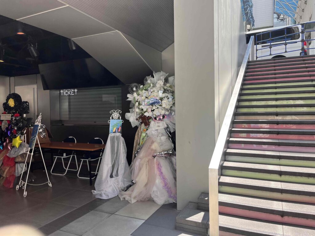 Zepp Shinjuku　白メイン＋アクアバルーンのフラワースタンド