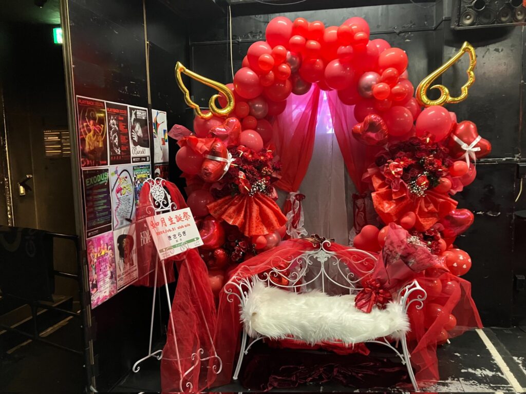 clubasia　赤メイン　バルーンアーチベンチ付きフラスタ