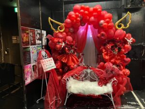 clubasia 赤メイン バルーンアーチベンチ付きフラスタ