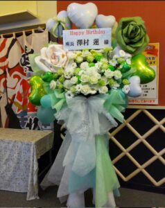 川越湯遊ランド・ホテル三光　緑＋白　ジャイアントペーパーフラワースタンド