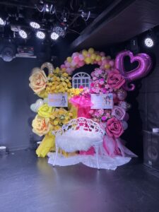 新宿IDOL STAGE　ピンク＋黄色　バルーンアーチベンチ付きフラスタ