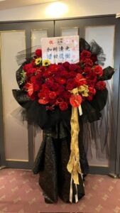 川口総合文化センター・リリア 赤メイン+黒 フラワースタンド