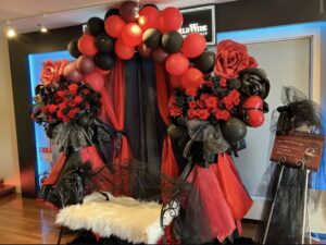 ZEAL THEATER SHINJUKU　赤と黒のバルーンアーチ・ベンチ付きフラスタ