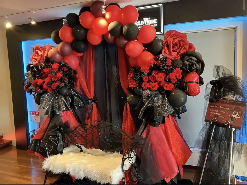 ZEAL THEATER SHINJUKU　赤と黒のバルーンアーチ・ベンチ付きフラスタ