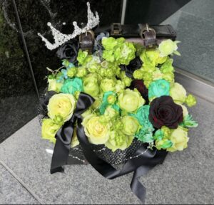 両国SUNRIZE　緑メインのトランクケース入り楽屋花