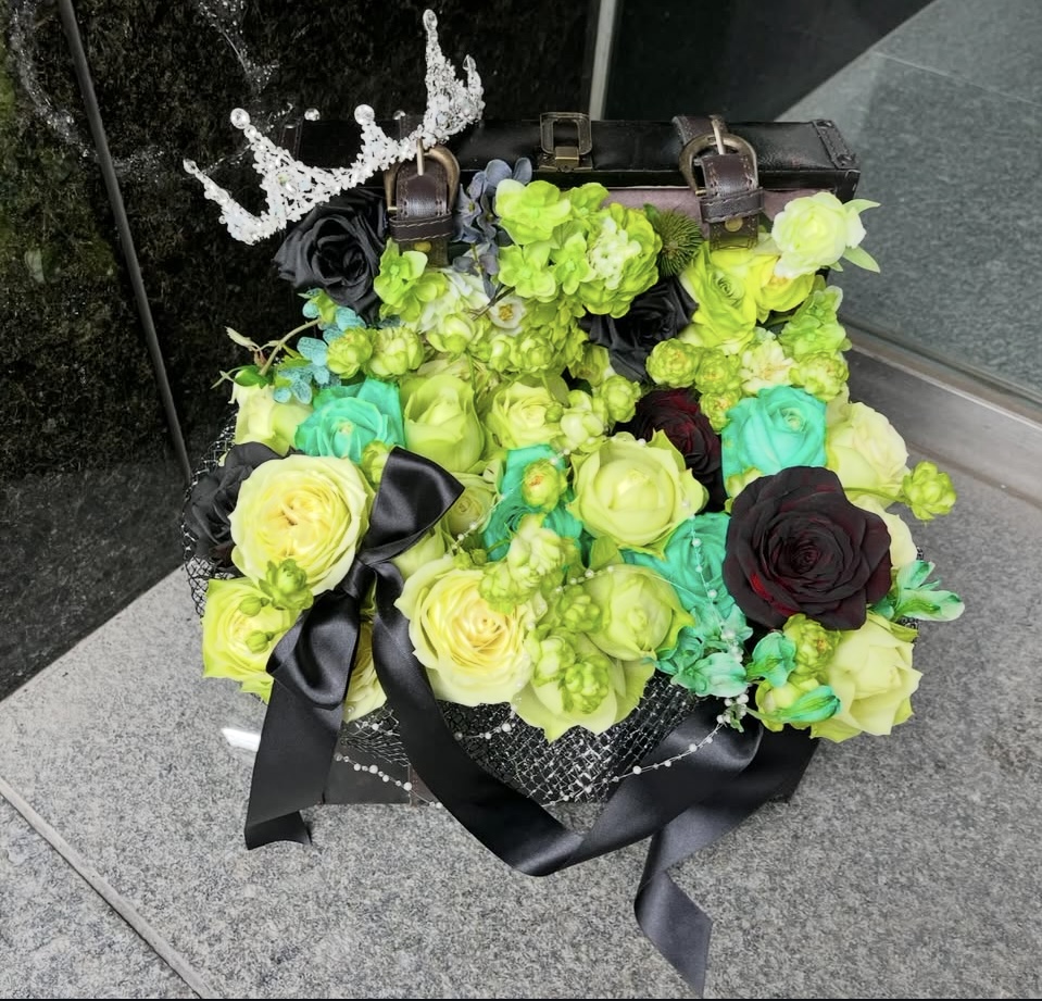 両国SUNRIZE　緑メインのトランクケース入り楽屋花
