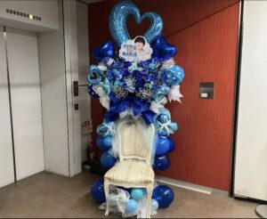 AKIBAカルチャーズ劇場 青と水色メインの椅子付きフラスタ