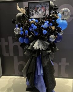 Zepp DiverCity(TOKYO) 黒メインの青い透明バルーン入りフラスタ