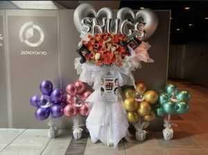 Zepp Shinjuku　白＋オレンジ　バルーンアレンジフラスタ